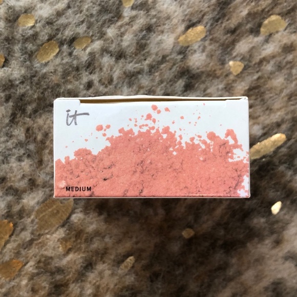 IT Cosmetics Bye Bye Pores Tinted Powder in Medium - Picture 5 of 8
